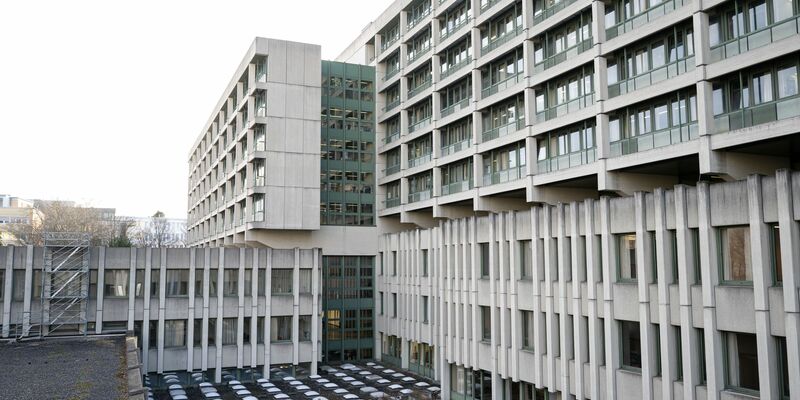 Außenansicht des Strafjustizzentrum. Vor dem Landgericht München II beginnt heute der Prozess gegen einen Mann, der sich als Hellseher ausgegeben haben soll, um sich fast 1,6 Millionen Euro anzueignen. - Foto: Lukas Barth/dpa