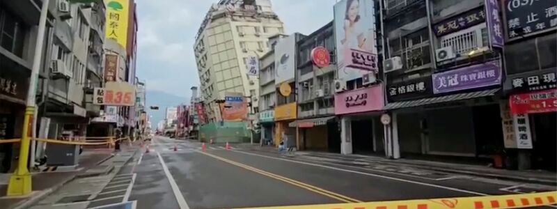 Straßen in Hualien sind abgesperrt, nachdem der Osten von Taiwan von einer Reihe von Erdbeben erschüttert wurde. - Foto: Uncredited/TVBS/AP/dpa