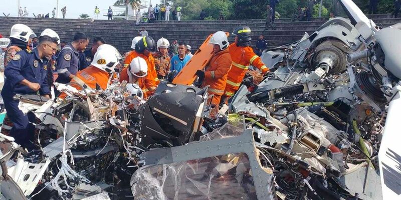 Rettungsdienst und Feuerwehr inspizieren die Absturzstelle. - Foto: Terence Tan/Fire & Rescue Department of Malaysia/AP/dpa
