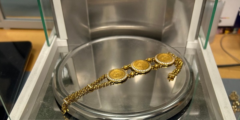 HZA-KA: Goldschmuck am Flughafen FKB entdeckt / Karlsruher Zoll findet Schmuck im Wert von über 2.200 Euro in Koffer - Foto: presseportal.de