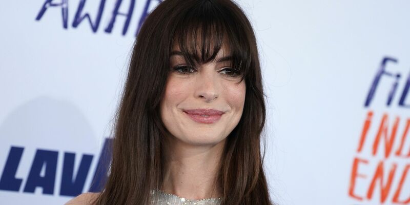 Anne Hathaway spielt in der romantischen Komädie «Als du mich sahst» mit. - Foto: Jordan Strauss/AP/dpa
