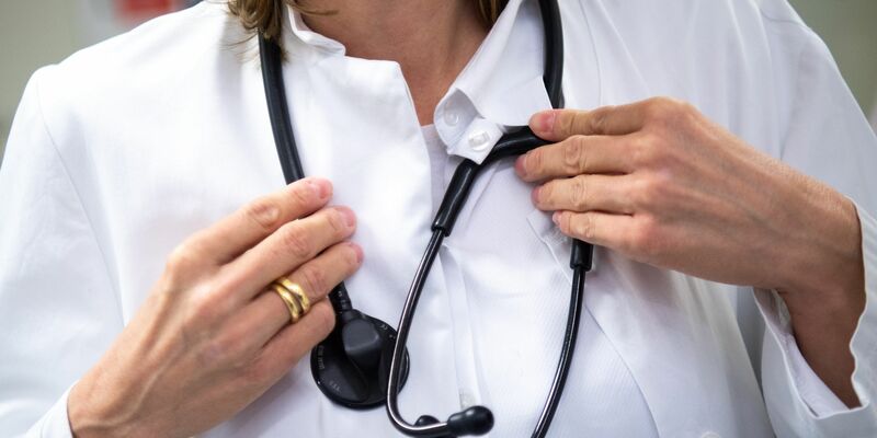 Laut einer Studie haben Frauen, die von einer Ärztin behandelt werden, bei bestimmten Krankheiten eine etwas geringere Sterberate. - Foto: Monika Skolimowska/dpa-Zentralbild/dpa