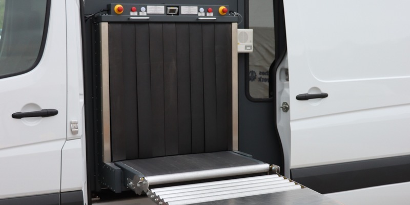 HZA-BI: Lieschen Müller erschnüffelt 15 Liter Amphetamin/Bielefelder Zoll landet bei Reisebuskontrollen auf A2 bei Porta Westfalica zahlreiche Treffer - Foto: presseportal.de