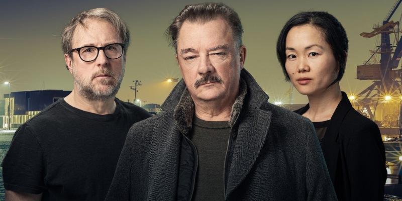 NDR Krimi-Hörspielserie Am Schlick mit Peter Kurth, Bjarne Mädel und Yvonne Yung Hee Bormann - Foto: NDR/Andreas Rehmann/AdobeStock/Adrian Ciudin, presseportal.de