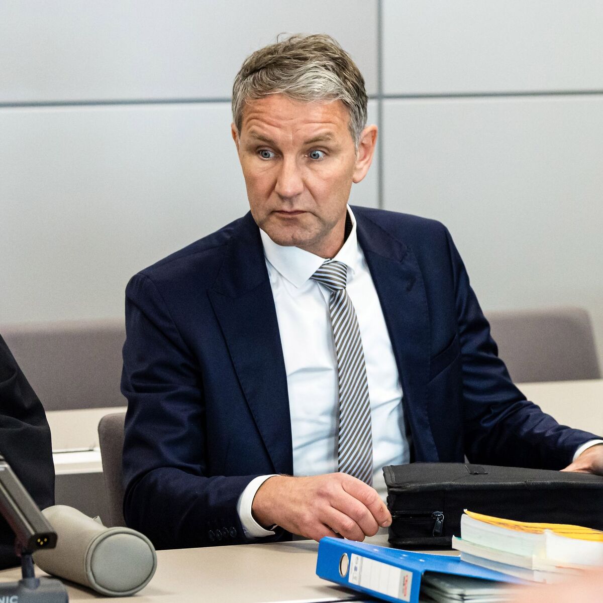 Soll wissentlich in einer Rede eine Parole der SA, «Alles für Deutschland», verwendet haben: Björn Höcke. - Foto: Jens Schlueter/AFP/dpa