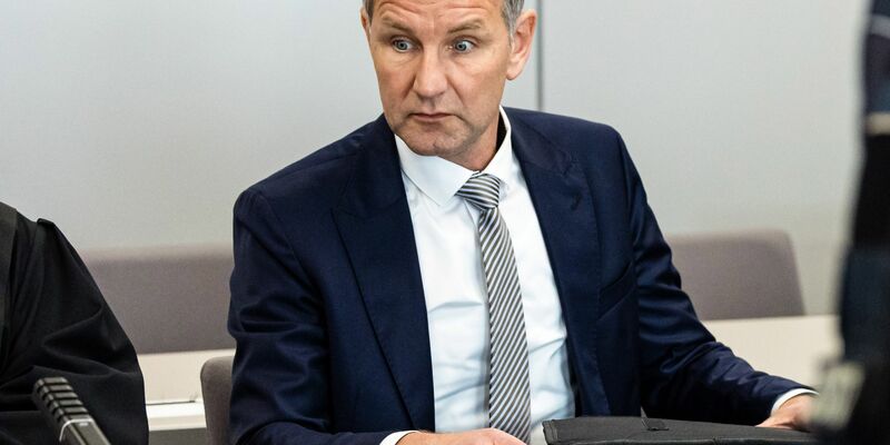 Soll wissentlich in einer Rede eine Parole der SA, «Alles für Deutschland», verwendet haben: Björn Höcke. - Foto: Jens Schlueter/AFP/dpa