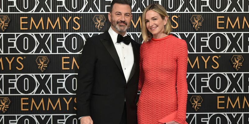 Jimmy Kimmel und Molly McNearney bei der Verleihung der 75. Primetime Emmy Awards. - Foto: Richard Shotwell/Invision/AP/dpa