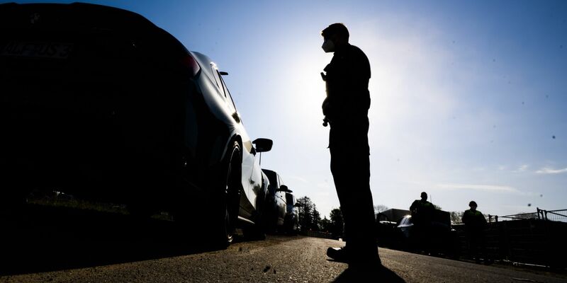 In Belgien iist ein Autofahrer vom Vorwurf der Trunkenheit am Steuer freigesprochen worden, weil der unter dem Eigenbrauer-Syndrom leidet (Symbolbild). - Foto: Julian Stratenschulte/dpa