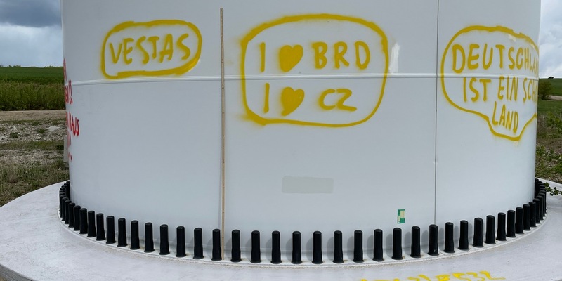 LPI-NDH: Zeugenaufruf: Windkraftanlagen mit verunglimpfenden Inhalt beschmiert - Wer kann Hinweise geben? - Foto: presseportal.de