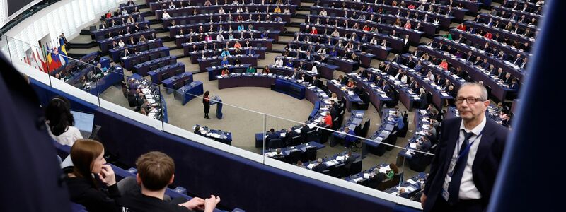 Abgeordnete nehmen an einer Sitzung im Europäischen Parlament teil. - Foto: Jean-Francois Badias/AP/dpa