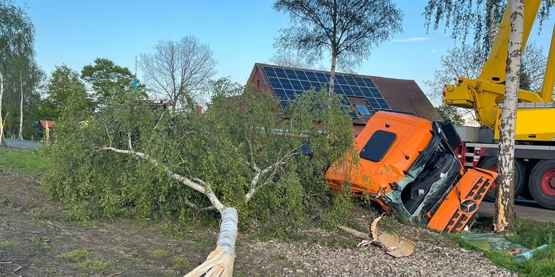 POL-MI: Sattelzug kommt von Straße ab und kollidiert mit mehreren Bäumen - Foto: presseportal.de