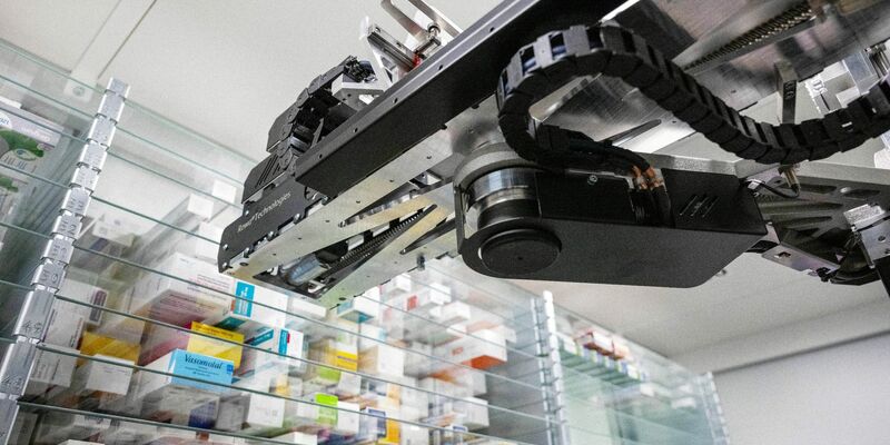 Ein Automat sucht in einer Apotheke ein Medikament für einen Kunden aus dem Warenlager heraus. - Foto: Pia Bayer/dpa