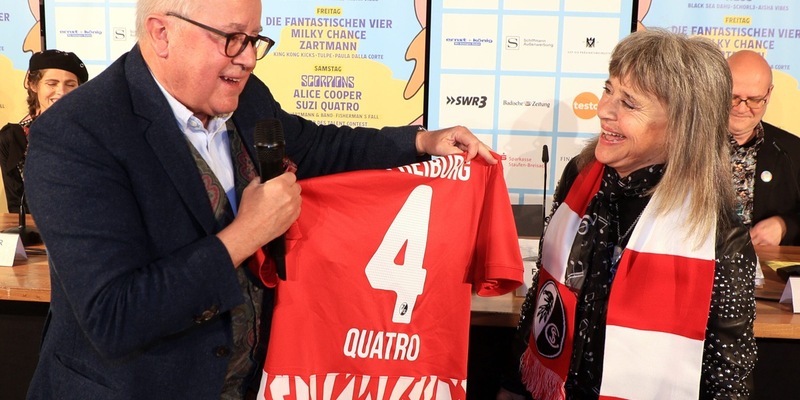 Rocklegende outet sich als Fußballfan / Im Herzen vereint: Suzi Quatro und der SC Freiburg - Foto: presseportal.de