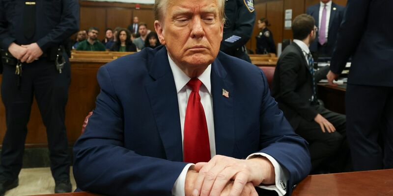 Donald Trump will im November erneut zum Präsidenten gewählt werden. Doch derzeit sitzt er bei seinem eigenen Strafprozess im Zusammenhang mit Schweigegeldzahlungen an einen Pornostar. - Foto: Brendan McDermid/Pool Reuters/AP/dpa