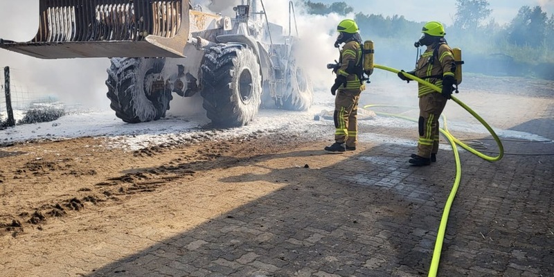 FW Gangelt: Brand eines Radladers - Foto: presseportal.de