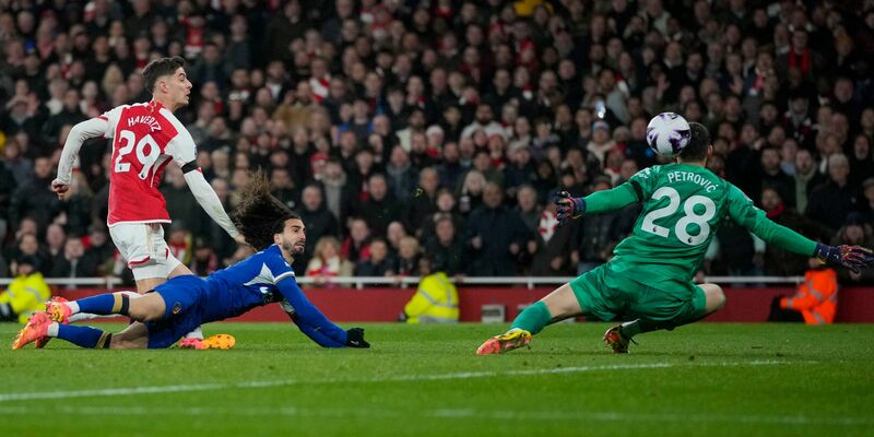 Arsenals Kai Havertz (l) traf beim deutlichen Sieg gegen Chelsea doppelt. - Foto: Kin Cheung/AP/dpa
