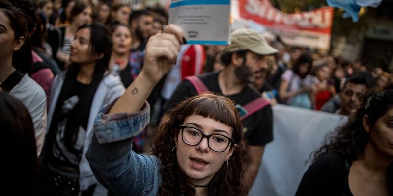 Demonstrantinnen und Demonstranten fordern finanzielle Unterstützung für staatliche Hochschulen und Universitäten in Argentinien. - Foto: Cristina Sille/dpa