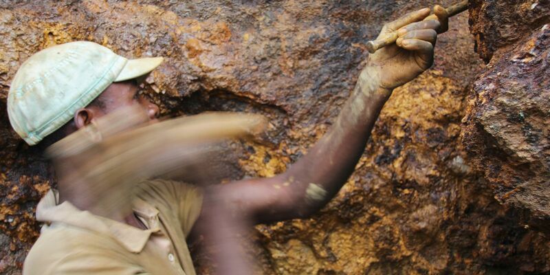Ein Mann arbeitet in der Mine Zola Zola bei Nzibira in der ostkongolesischen Provinz Süd-Kivu. Heute stimmt das EU-Parlament in Straßburg darüber ab. - Foto: Jürgen Bätz/dpa