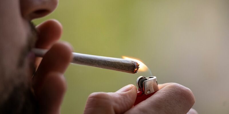 Seit dem 1. April ist in Deutschland der Besitz, private Anbau und Konsum bestimmter Mengen Cannabis für Erwachsene erlaubt. - Foto: Hannes P Albert/dpa