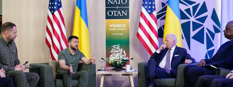 Der ukrainische Präsident Wolodymyr Selenskyj schreibt auf der Plattform X: «Diese Abstimmung stärkt Amerikas Rolle als Leuchtturm der Demokratie und als Führer der freien Welt.» - Foto: Susan Walsh/AP/dpa