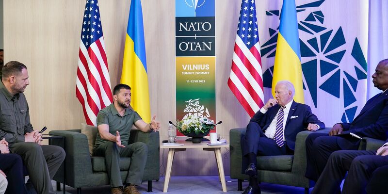 Selenskyj will mit Biden über seinen Friedensplan sprechen. (Archivbild) - Foto: Susan Walsh/AP/dpa