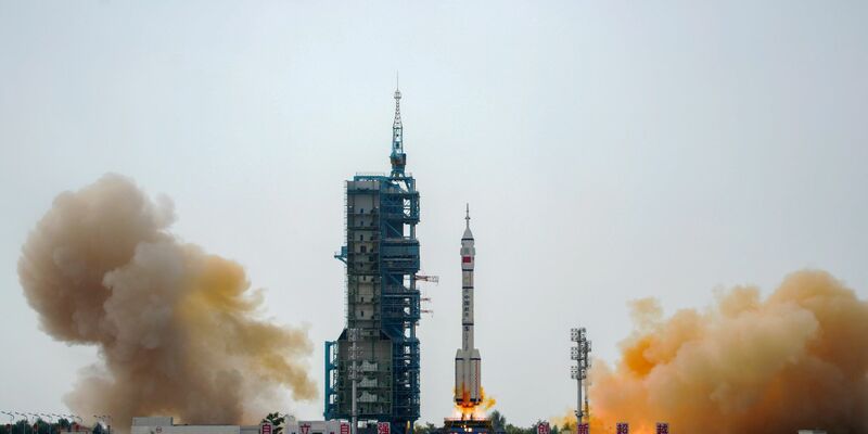China investiert seit Jahren kräftig in sein Weltraumprogramm (Archivbild). - Foto: Mark Schiefelbein/AP/dpa