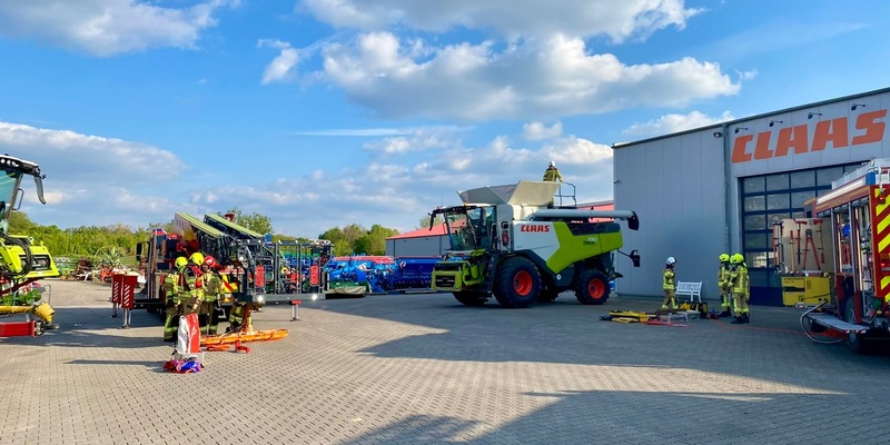 FW Alpen: Einheit Alpen trainiert bei einem Landmaschinenhändler - Foto: presseportal.de
