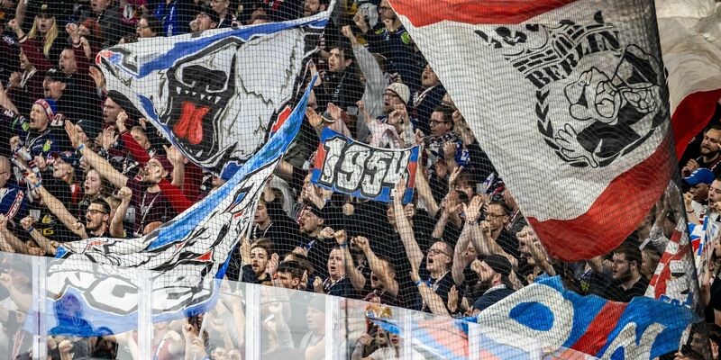 Grund zur Freude bei den Berliner Fans: Die Eisbären stehen unmittelbar vor ihrer zehnten Meisterschaft. - Foto: Andreas Gora/dpa