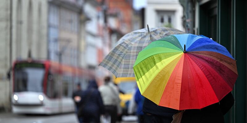 Regen, Schnee und Glätte: Das Wetter in Deutschland ist derzeit ungemütlich. - Foto: Martin Schutt/dpa