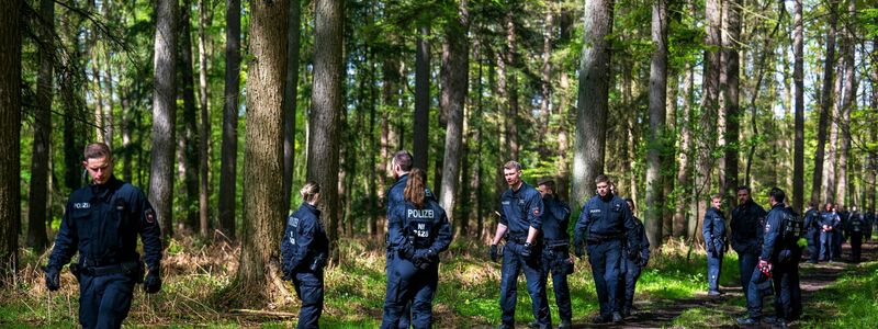 Einsatzkräfte suchen im niedersächsischen Bremervörde nach dem vermissten sechs Jahre alten Kind. - Foto: Sina Schuldt/dpa