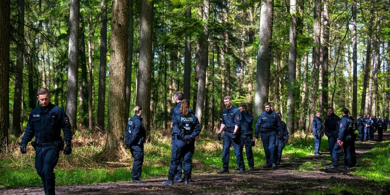Einsatzkräfte suchen im niedersächsischen Bremervörde nach dem vermissten sechs Jahre alten Kind. - Foto: Sina Schuldt/dpa