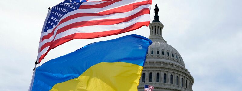 Die US-amerikanische und die ukrainische Flagge wehen vor dem Kapitol in Washington. Der US-Senat hat Kriegshilfen für die Ukraine in Höhe von rund 61 Milliarden US-Dollar gebilligt. - Foto: Mariam Zuhaib/AP/dpa