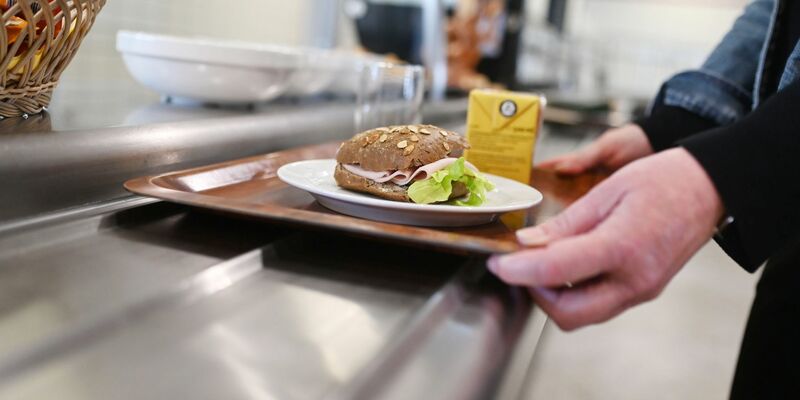 Betriebskantine des Landratsamt Karlsruhe. Fast ein Viertel der in Deutschland Beschäftigten arbeitet aktuell zumindest teilweise von zu Hause. - Foto: Uli Deck/dpa