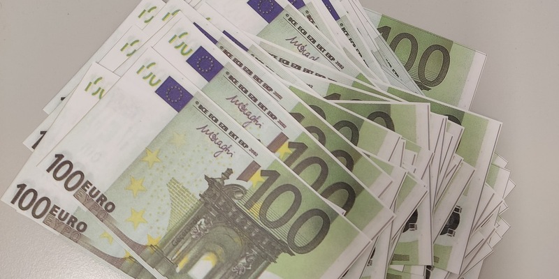 HZA-MS: Falschgeld, Waffen, Steinkoralle - verbotene Überraschungen im Reisegepäck / Zoll am Flughafen Münster/Osnabrück leitet Verfahren gegen mehrere Reisende ein - Foto: presseportal.de