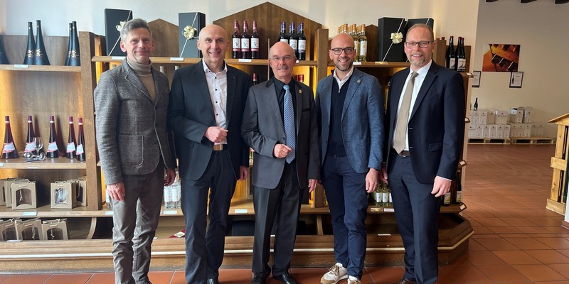 Goldene Raiffeisennadel für Henning Seibert: Vorreiter und Vordenker in der Weinwirtschaft - Foto: presseportal.de