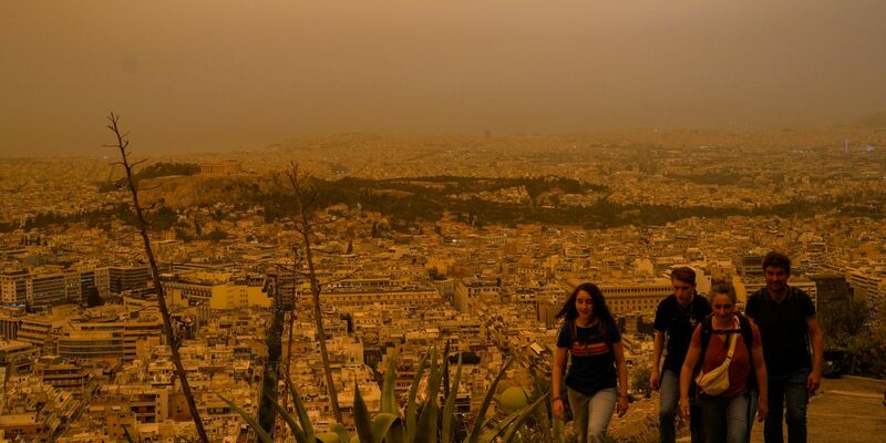 Die Region Attika rund um Athen ist aufgrund klimatischer Bedingungen regelmäßig vor allem im Frühjahr und Herbst vom Saharastaub betroffen. - Foto: Petros Giannakouris/AP/dpa