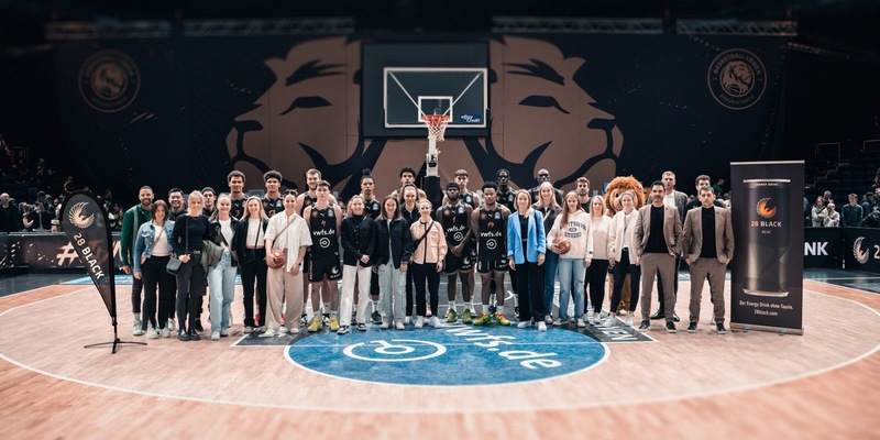 Geballte Energie: Wenn ungewöhnliche Teams sich begegnen / Bundesligaspiel der besonderen Art: 28 BLACK bringt Spitzenteams aus unterschiedlichen Sportarten zusammen - Foto: presseportal.de