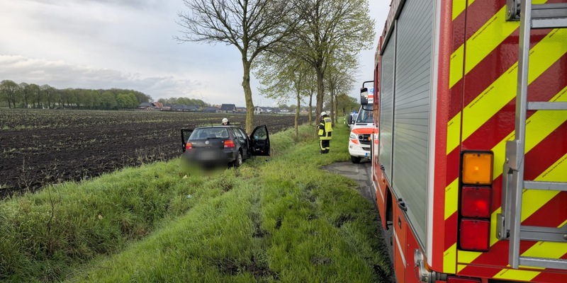 FFW Schiffdorf: 20-jähriger VW-Fahrer bei Kollision mit Baum verletzt - Foto: presseportal.de
