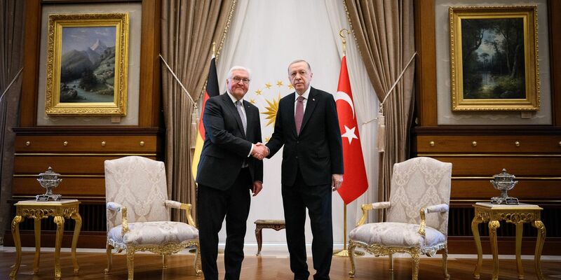 Handschlag in Ankara: Bundespräsident Frank-Walter Steinmeier (l) und der türkische Präsident Recep Tayyip Erdogan. - Foto: Bernd von Jutrczenka/dpa