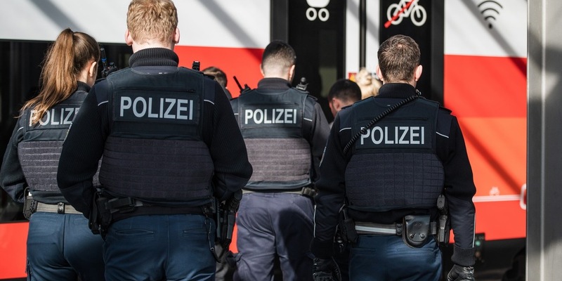 Bundespolizeidirektion München: Ohne Reisedokumente und Zugtickets/ Bundespolizei greift 15 Migranten auf - Foto: presseportal.de