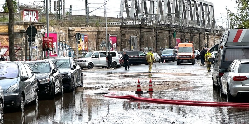FW Dresden: Wasserrohrbruch überschwemmt Straße - Foto: presseportal.de