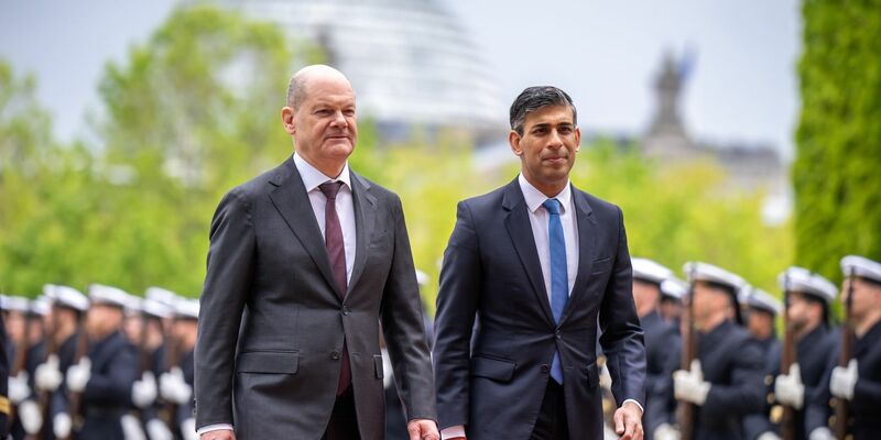 Bundeskanzler Olaf Scholz begrüßt den britischen Premier Rishi Sunak (r) mit militärischen Ehren vor dem Bundeskanzleramt. - Foto: Michael Kappeler/dpa