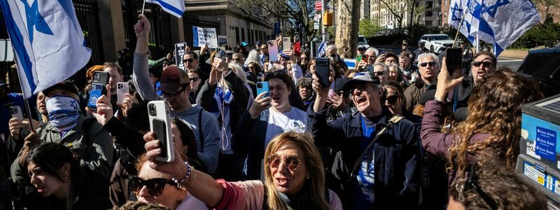 Pro-israelische Demonstranten solidarisieren sich mit Columbia-Assistenzprofessor Shai Davidai. - Foto: Stefan Jeremiah/AP/dpa