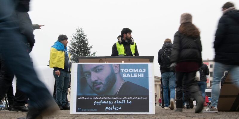 Ein großes Plakat zeigt den iranischen Rapper Toomaj Salehi - er soll im Iran hingerichtet werden. - Foto: Paul Zinken/dpa