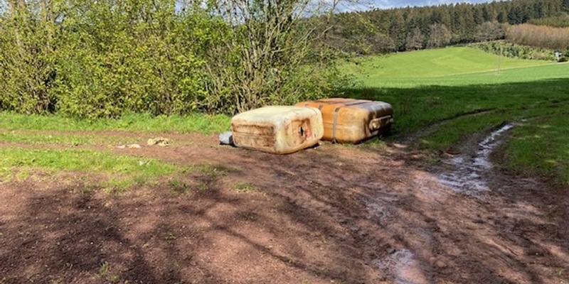 POL-PDWIL: Umweltgefährdende Abfallbeseitigung von Heizöltanks - Foto: presseportal.de
