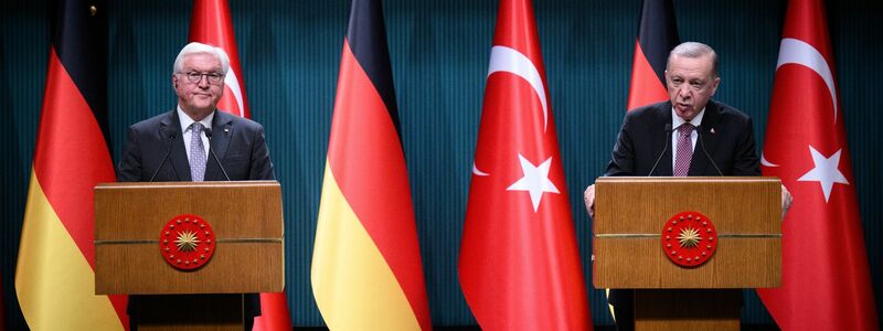 Bundespräsident Frank-Walter Steinmeier (r) wird von dem türkischen Präsidenten Recep Tayyip Erdogan am Präsidialpalast mit militärischen Ehren begrüßt. - Foto: Bernd von Jutrczenka/dpa