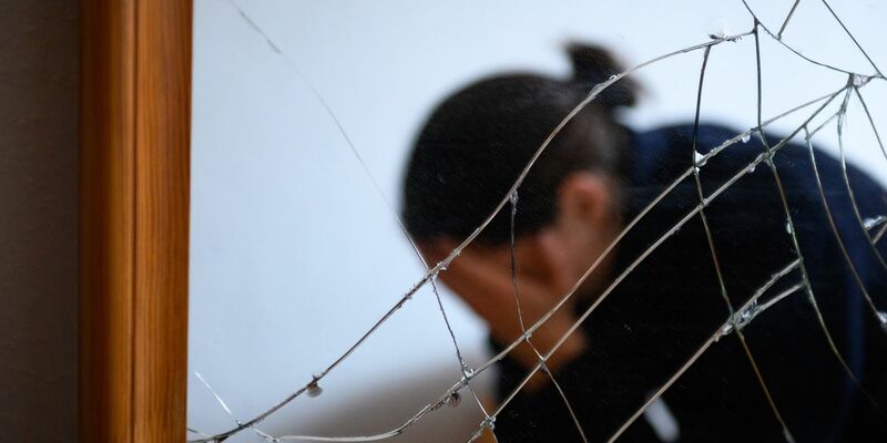 Das EU-Parlament hat sich auf schärfere Maßnahmen gegen Gewalt an Frauen geeinigt. - Foto: Jonas Walzberg/dpa