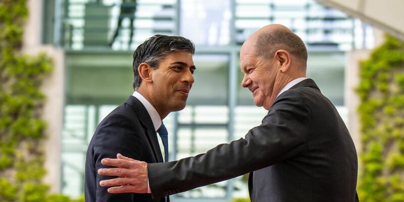 Bundeskanzler Olaf Scholz (r), begrüßt den britischen Premier Rishi Sunak vor dem Bundeskanzleramt zum offiziellen Antrittsbesuch. - Foto: Michael Kappeler/dpa