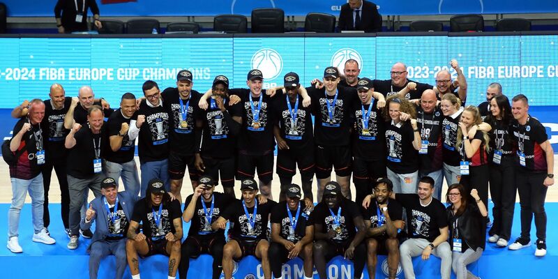 Die Spieler der Niners Chemnitz jubeln nach dem Spiel mit der gewonnenen Trophäe. - Foto: Matthias Stickel/dpa