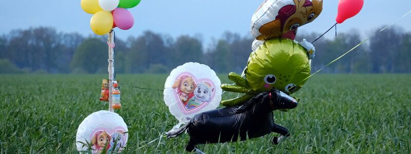 Ballons und Süßigkeiten stehen auf einem Feld bei Bremervörde. Von einem vermissten sechs Jahre alten Jungen aus dem niedersächsischen Bremervörde fehlt noch immer jede Spur. - Foto: Markus Hibbeler/dpa